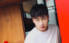 陽光齊麟，胡同大男孩曬照。