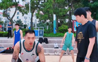 山東隊威海集訓(xùn)，六點海邊拉練，邱彪指導(dǎo)陶漢林。